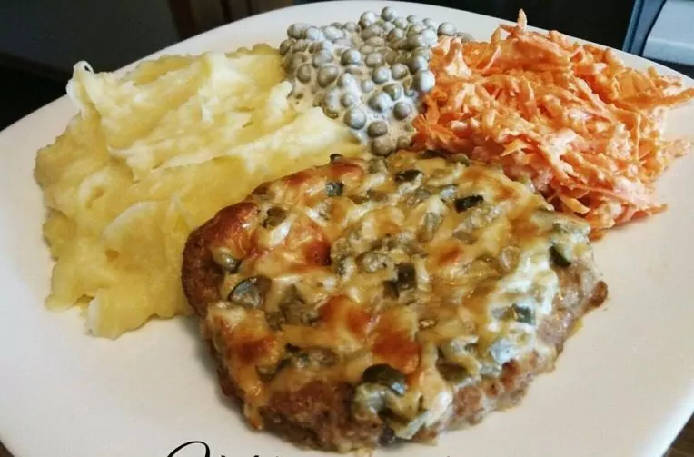 Faršo kepsnys, užkeptas sūriu ir marinuotais agurkais