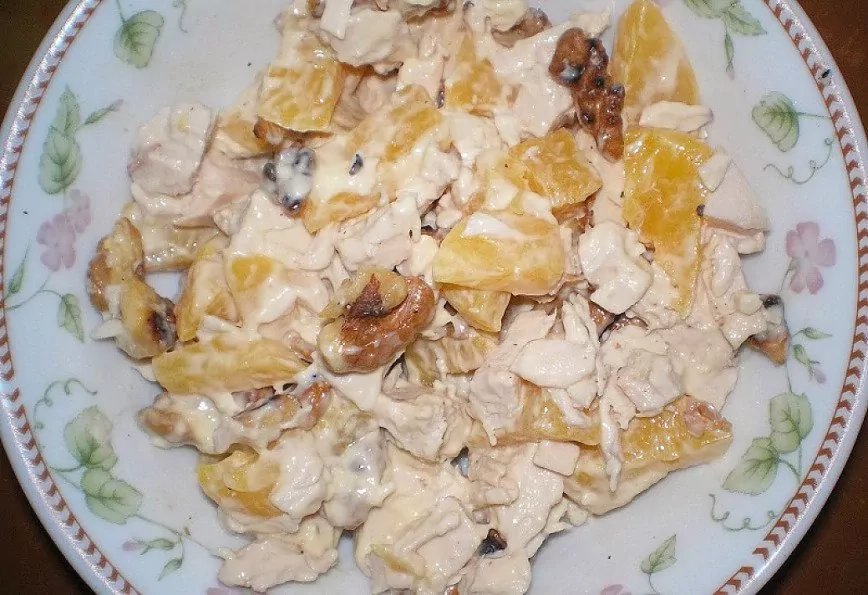 Куриный салат с грецкими орехами
