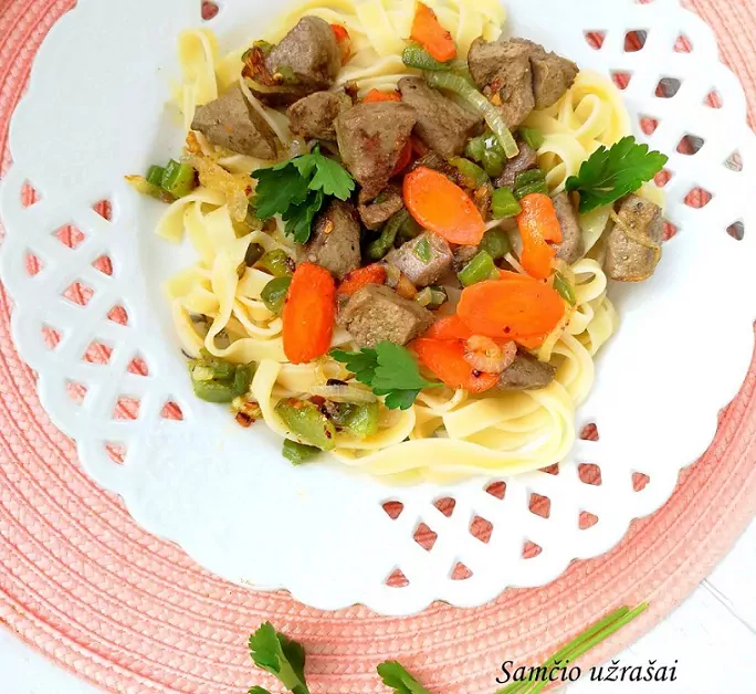 Kepenėlės troškintos su daržovėmis balto vyno acto padaže