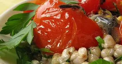 Nekepintų grikių salotos su keptais pomidorais