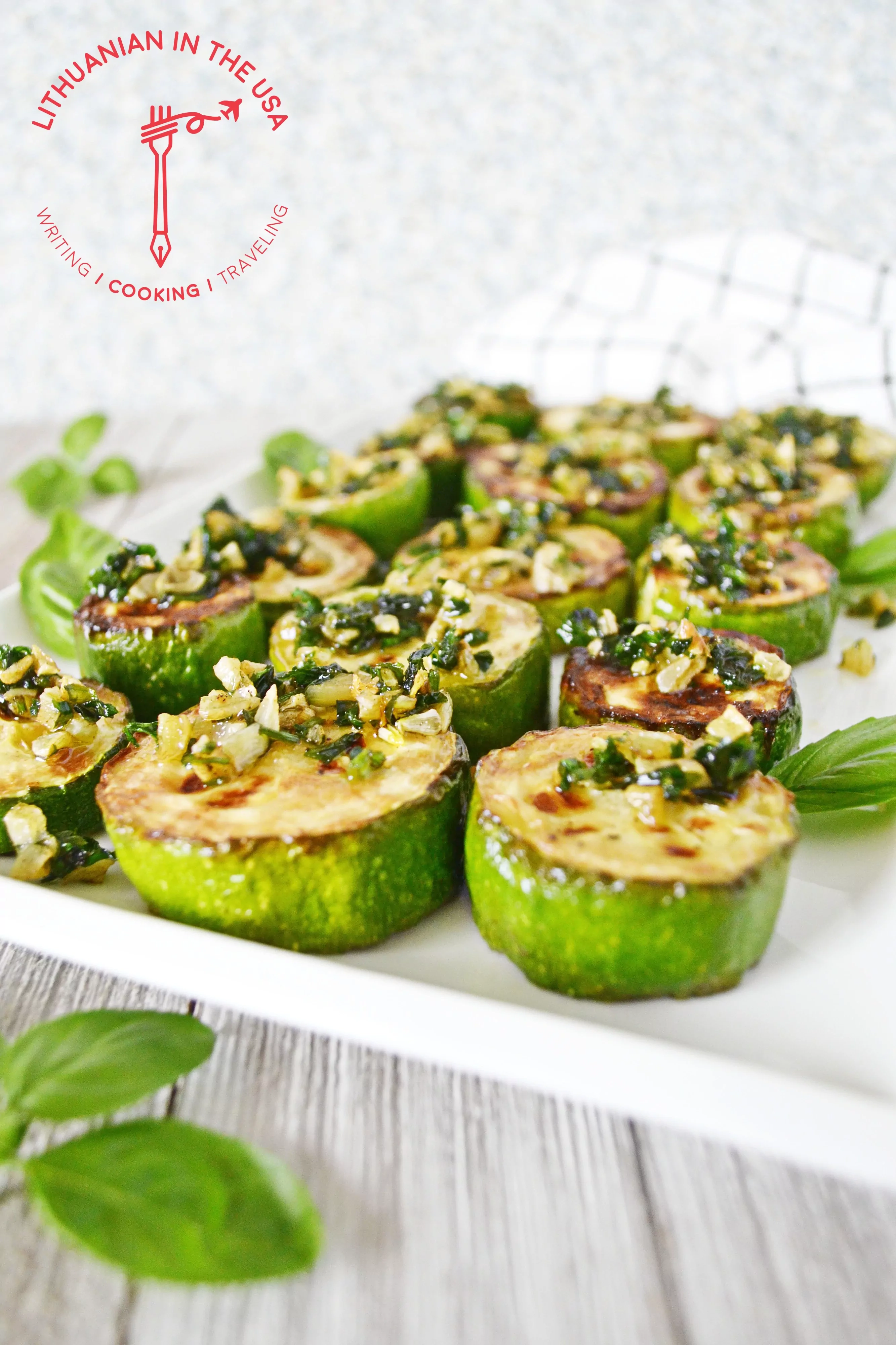 Griežinėliais kepta cukinija su česnaku ir petražole keptuvėje