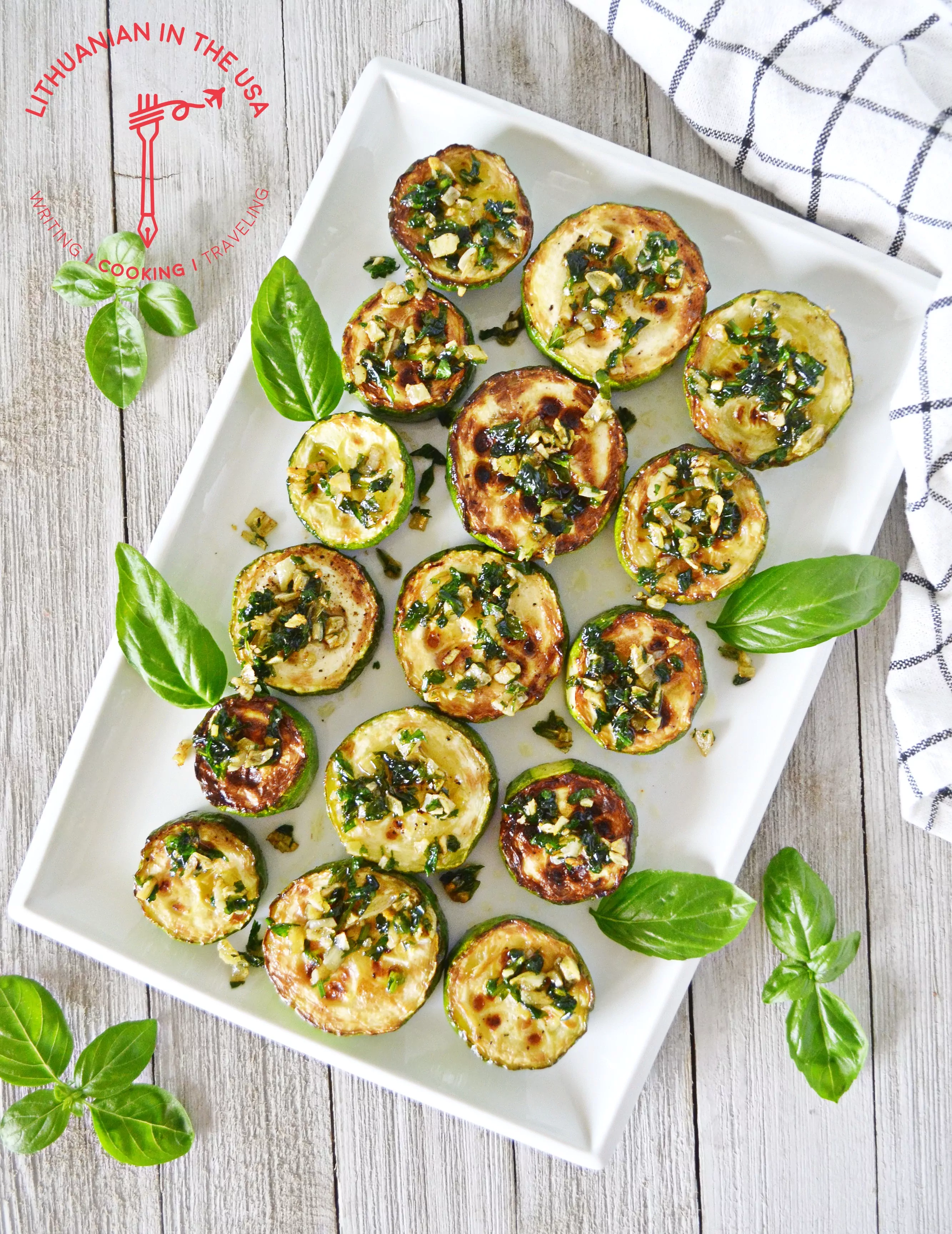 Griežinėliais kepta cukinija su česnaku ir petražole keptuvėje