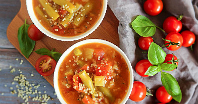 Šparaginių pupelių sriuba su ryžiais ir pomidorais