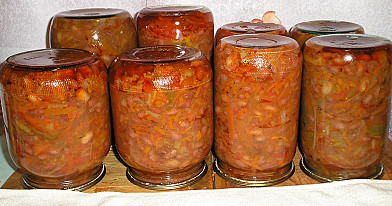 Šparaginių pupelių sriuba-mišrainė žiemai su daržovėmis ir pomidorų padažu