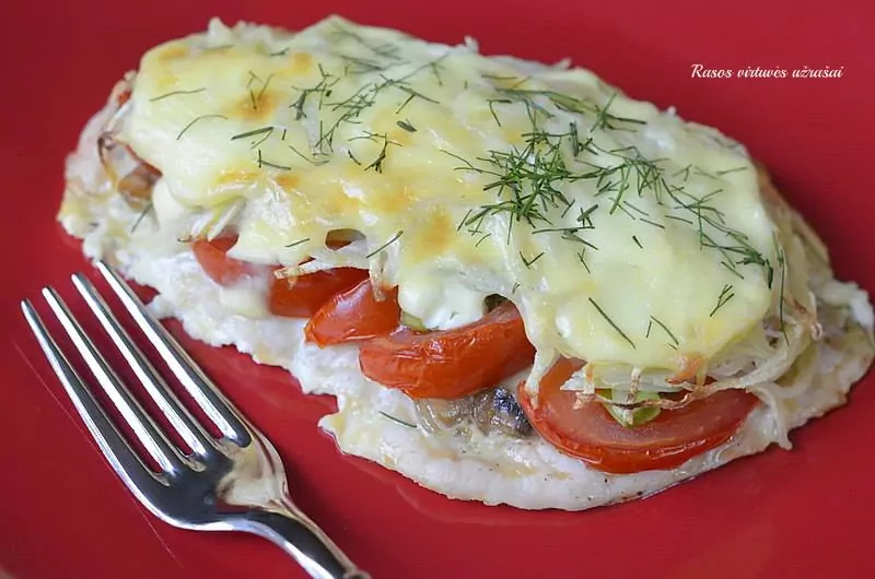 Курица с шампиньонами, помидорами и сметаной, запеченная в духовке