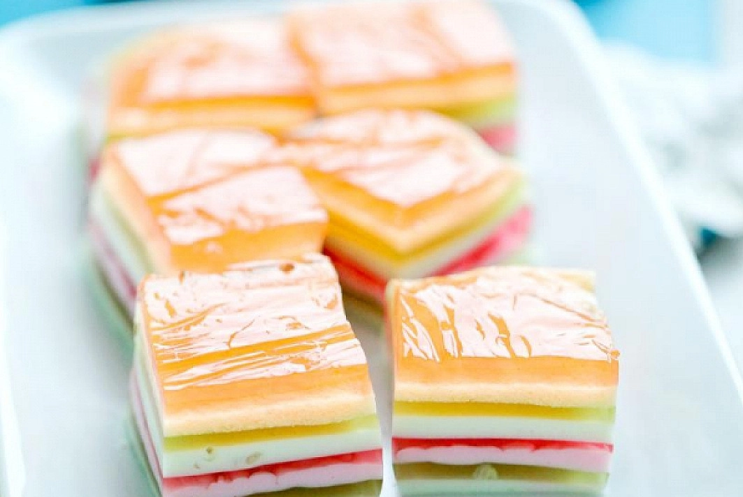 Nekeptas sluoksniuotas želė tortas su varške ir baltu šokoladu