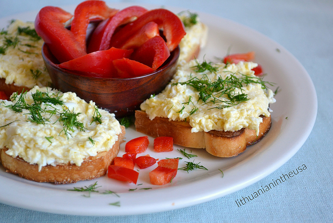 Greitai pagaminama kiaušinių ir sūrio užtepėlė pusryčiams ar užkandžiams