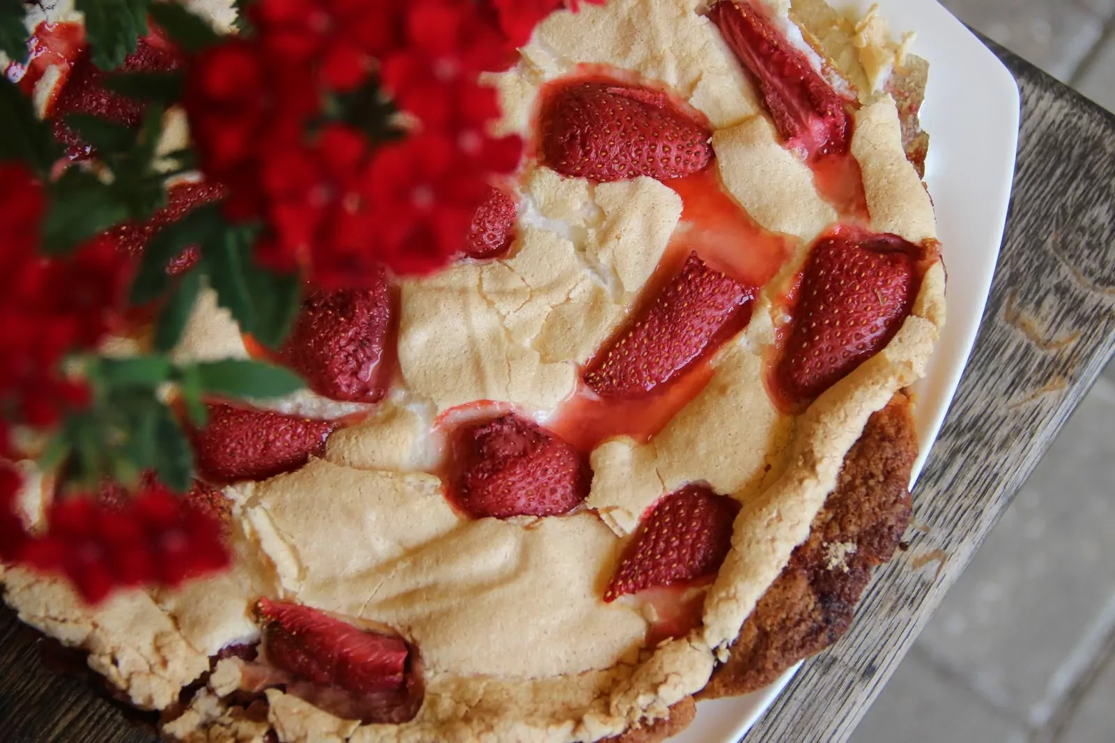 Braškių ir rabarbarų pyragas su morengu ir migdolais