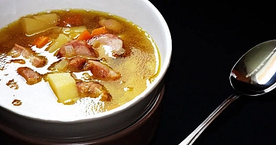 Trinta žirnių sriuba su morkomis ir spirgučiais