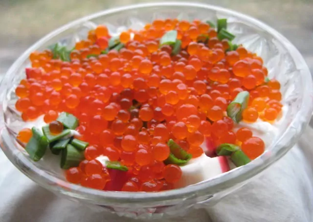 Mišrainė su krabų lazdelėmis, kiaušiniais, ikrais ir svogūnų laiškais