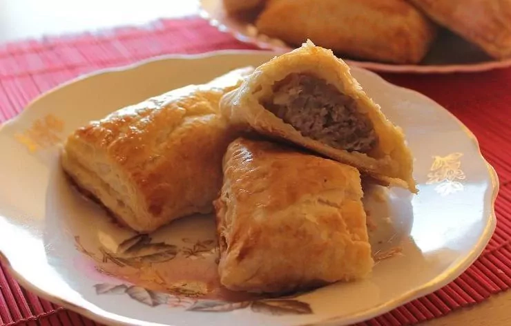 Быстрые пиpoжки с мясом или почти кибинaй