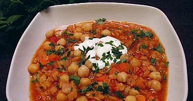 Marokietiška avinžirnių sriuba su marinuotais pomidorais ir pupelėmis