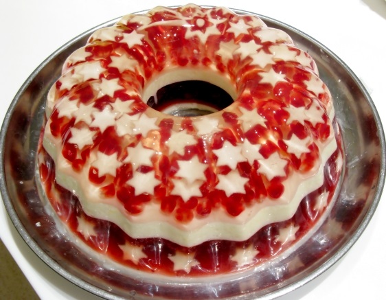 Nekeptas sluoksniuotas želė tortas