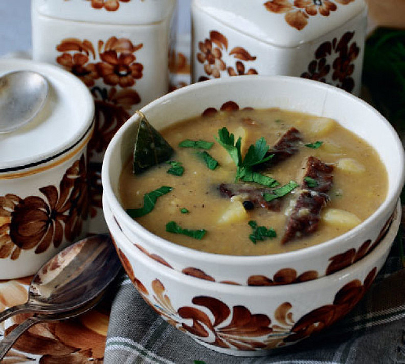 Žirnienė - žirnių sriuba su grybais ir bulvėmis