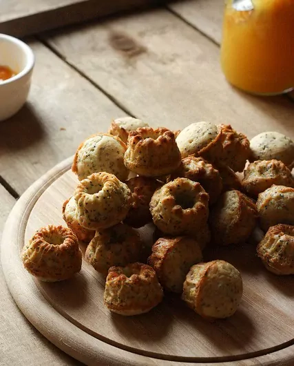 54 mini keksiukai su aguonomis ir apelsinų džemo glaistu