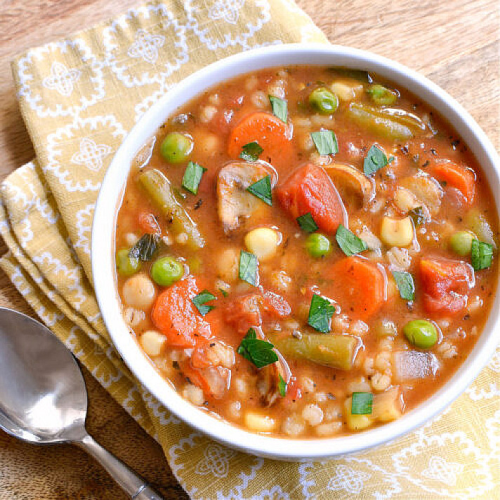 Густой суп с перловкой, фасолью и овощами