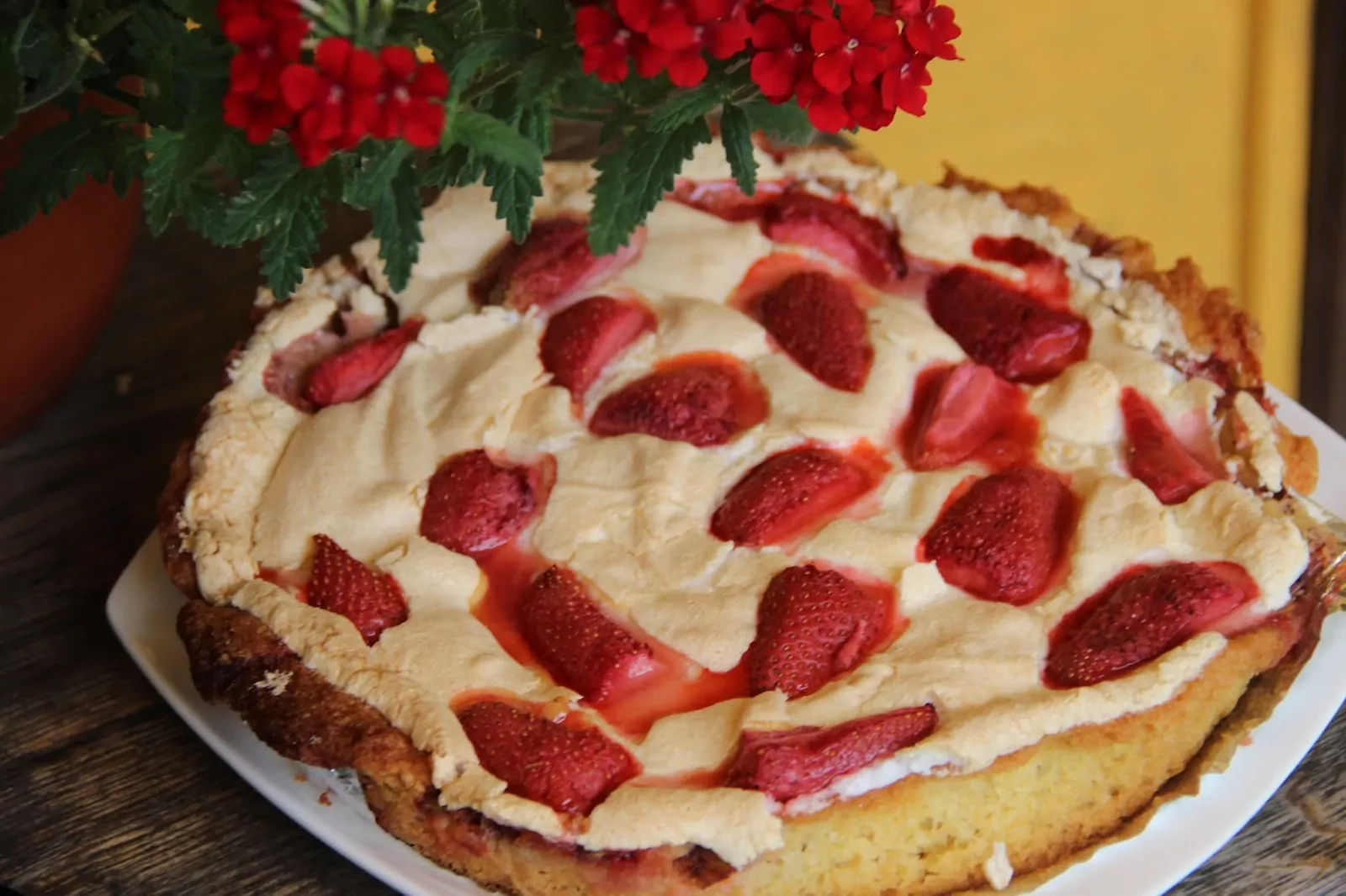 Торт с клубникой, ревенем, моренго и миндалем