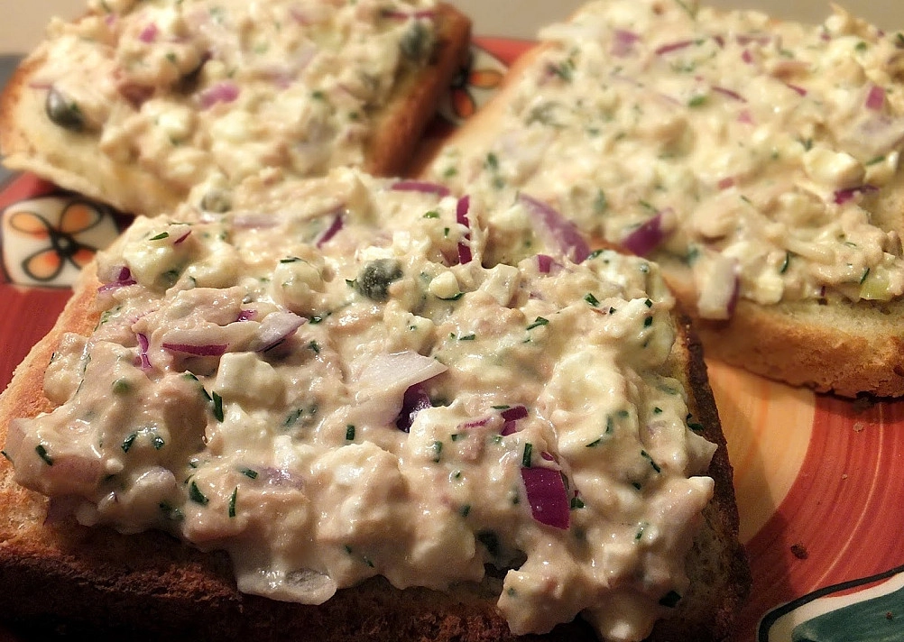 Намазка: Бутерброды с тунцом, творогом и салатом из каперсов