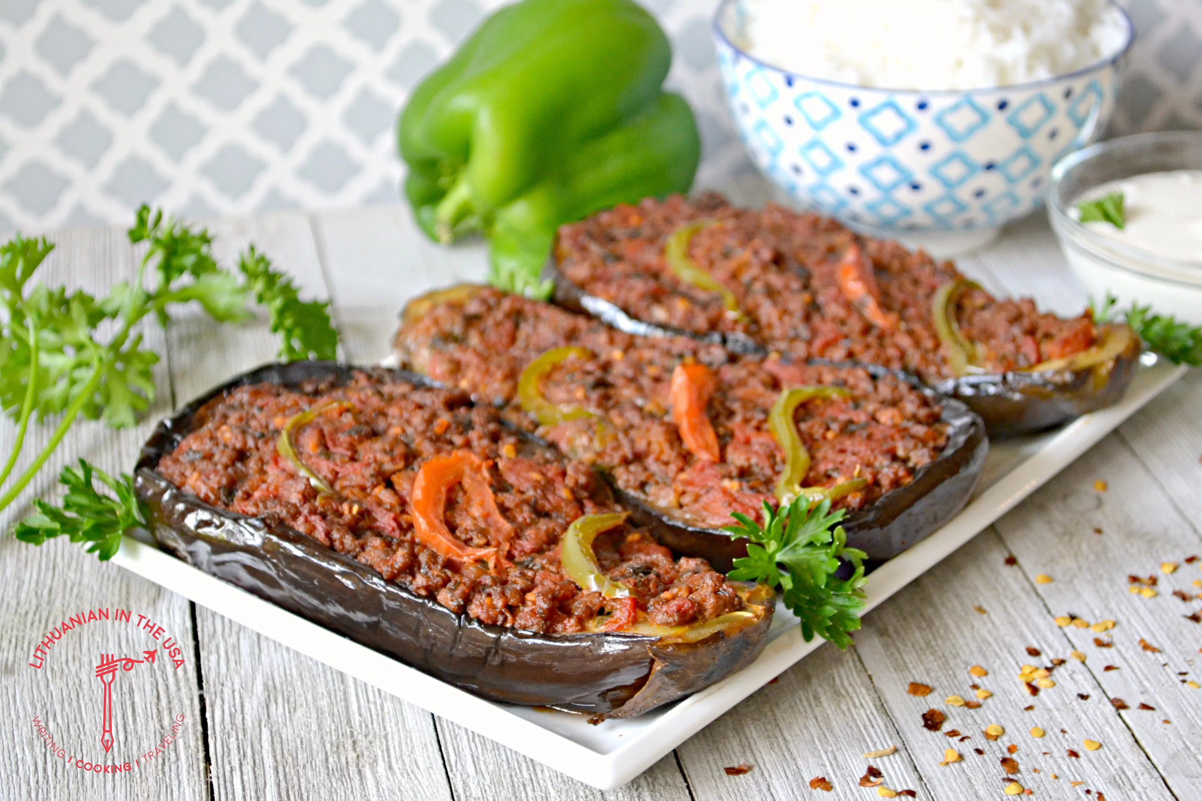 Orkaitėje kepti, įdaryti baklažanai su jautienos faršu ir pomidorais