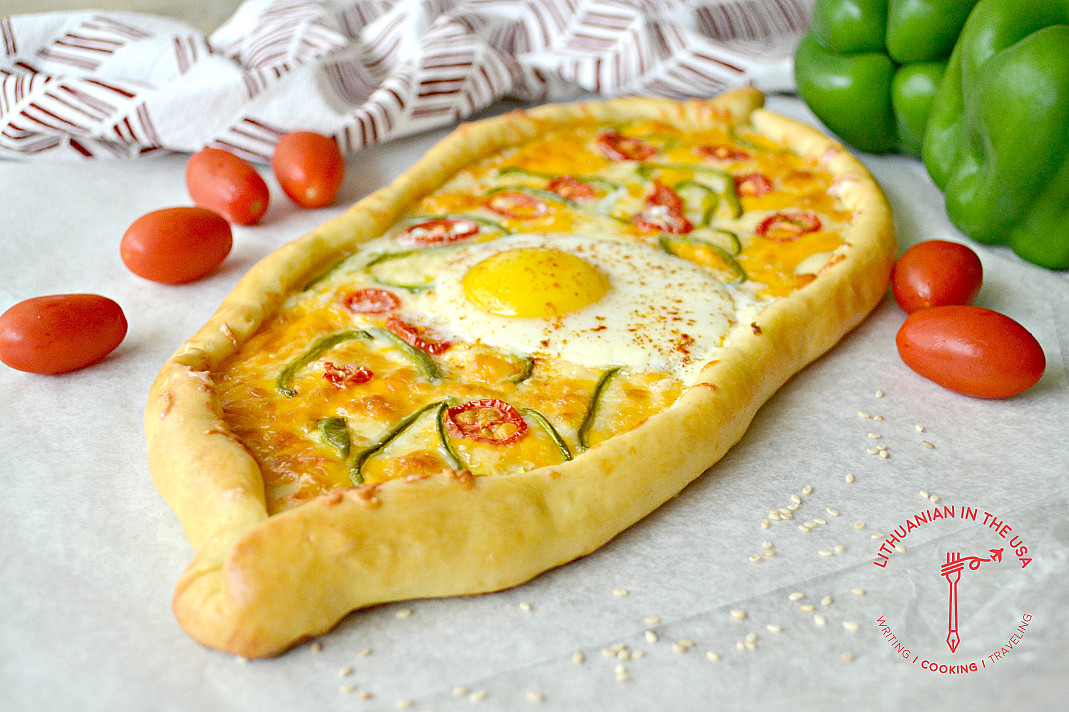 Turkish pide pizza - Turkiška pidė pica su sūriu, pomidoru ir kiaušiniu