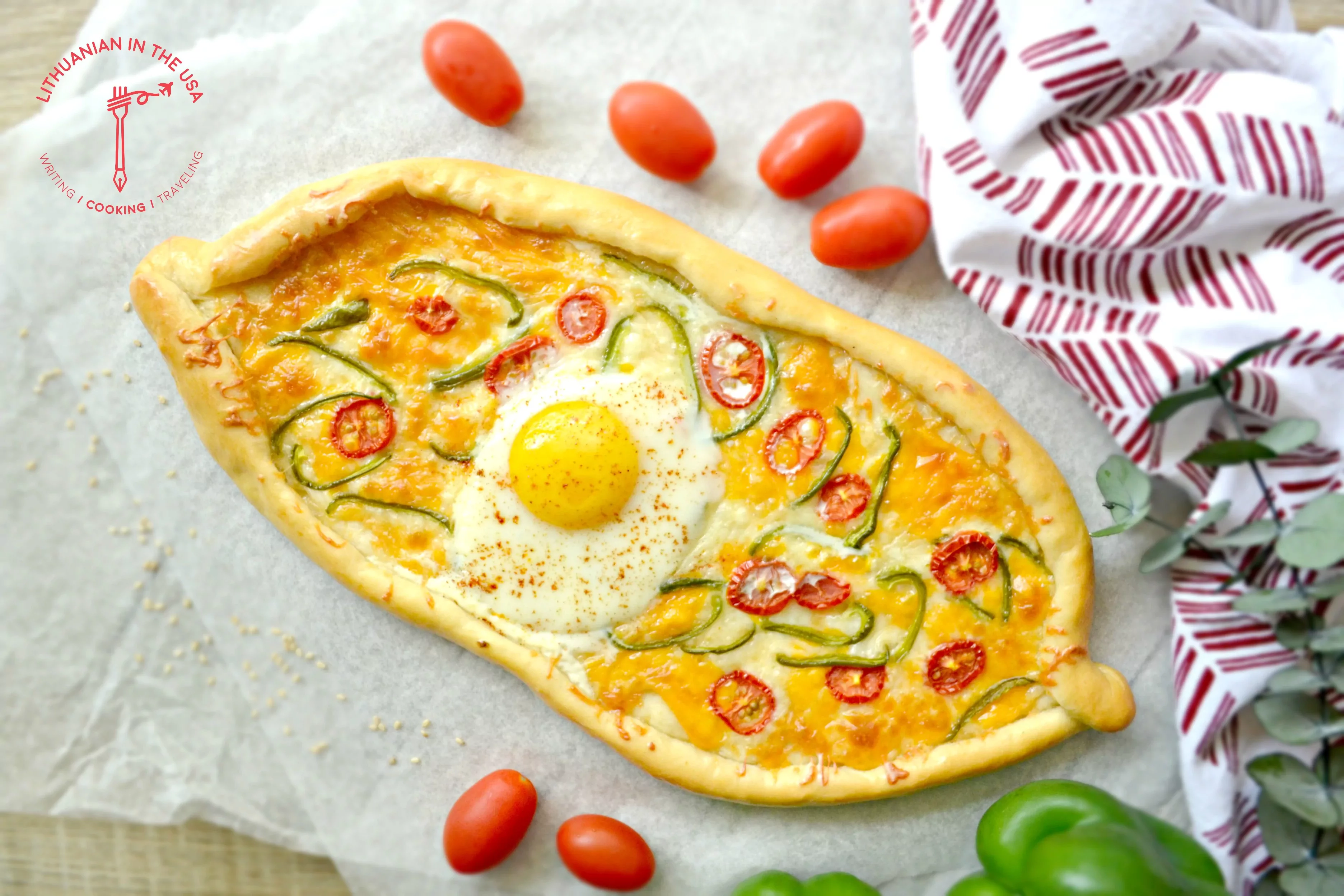 Turkish pide pizza - Turkiška pidė pica su sūriu, pomidoru ir kiaušiniu