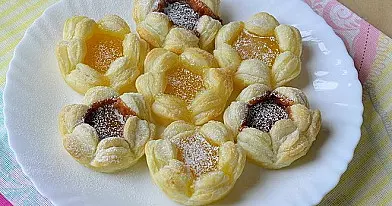 Pyragėliai gėlytės is sluoksniuotos tešlos - lengviau pagaminamo deserto nerasite!:)