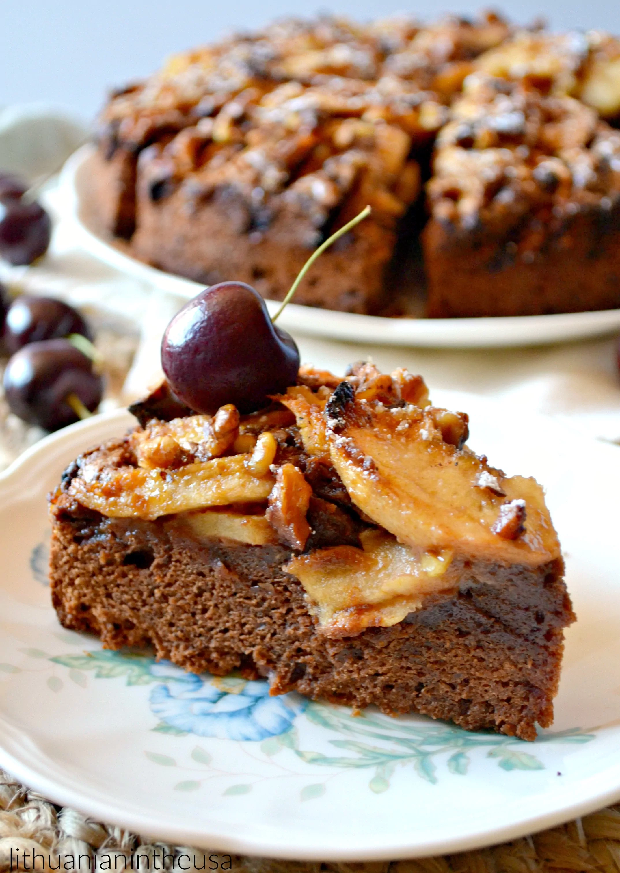 Drėgnas ir minkštas šokoladinis obuolių pyragas su riešutais