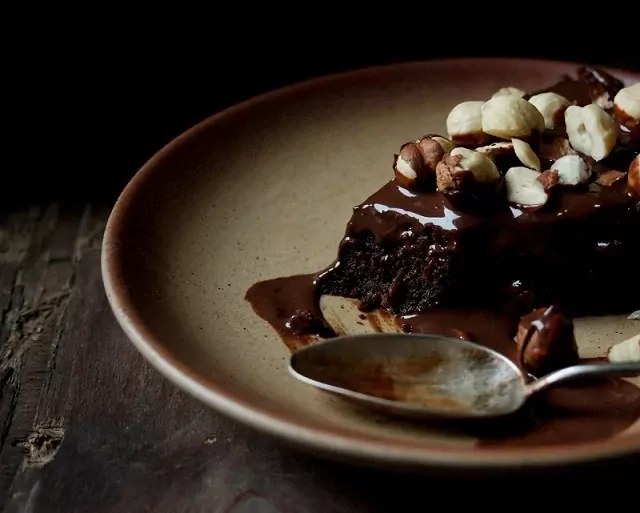 Šokoladinis pyragas su lazdyno riešutais ir šokoladiniu glaistu