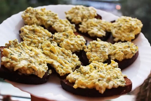 Skaniausia pikantiška užtepėlė iš kiaušinių, sūrio ir majonezo, prie keptos duonos