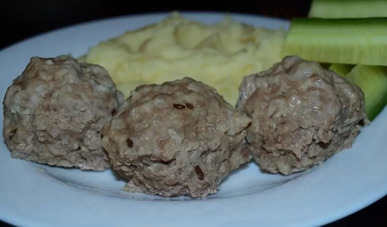 Garuose virti kotletukai su krapų padažu