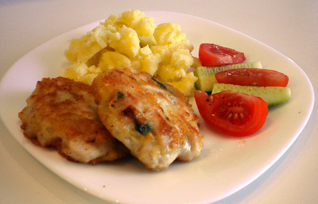 Laimos vištienos kepsneliai su sūriu, kiaušiniais, krakmolu, svogūnais ir česnaku
