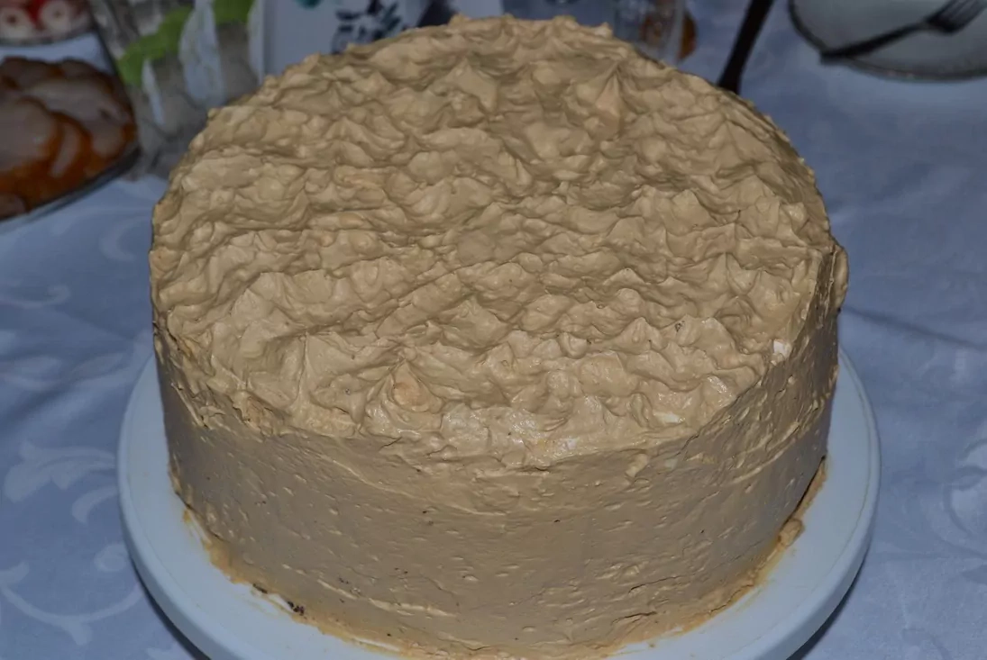 Меренговый торт с карамельно-кофейным кремом и маковым бисквитом