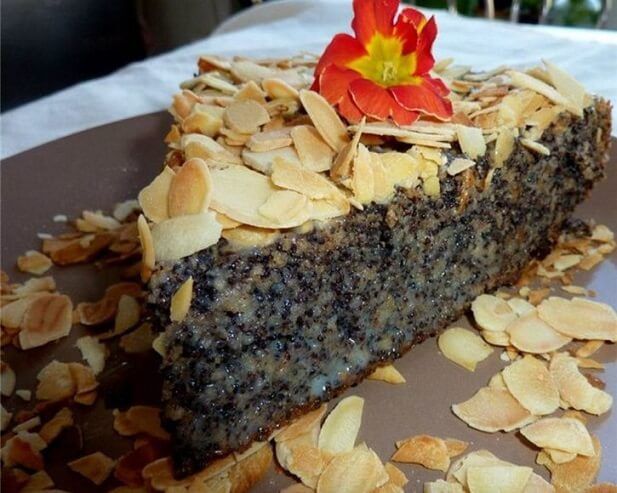 Бисквитный торт с маком и кремом из сгущенки — рецепт