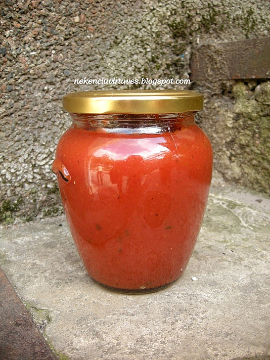 Kinietiškas pomidorų padažas su paprikomis, svogūnais ir čili pipirais