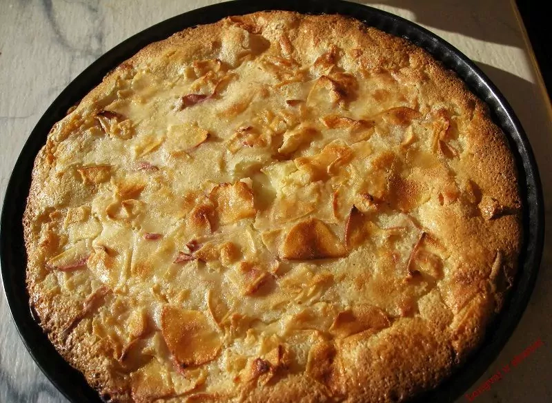 Obuolių pyragas su užpilu