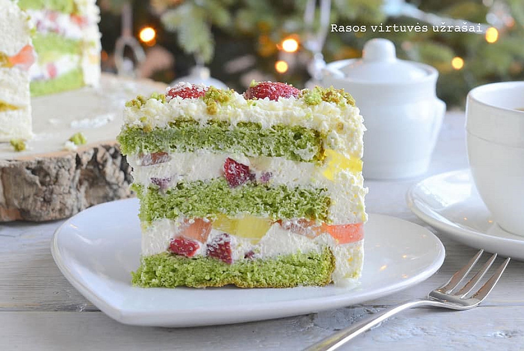 Шпинатный торт "Изумрудный бархат" с желе и кремом (Emerald velvet cake)