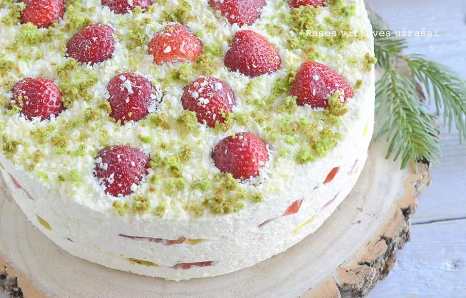 Шпинатный торт "Изумрудный бархат" с желе и кремом (Emerald velvet cake)