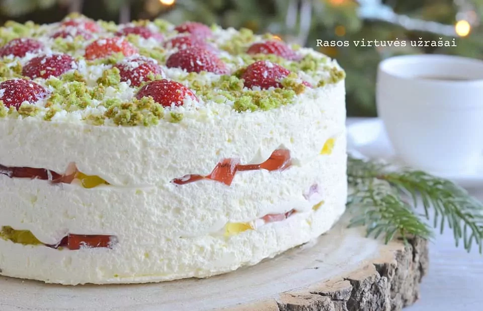 Шпинатный торт "Изумрудный бархат" с желе и кремом (Emerald velvet cake)