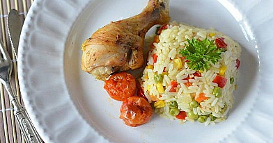 Orkaitėje kepta vištiena su ryžiais ir daržovėmis