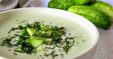 Šalta balta sriuba - agurkų šaltsriubė su kefyru ir jogurtu