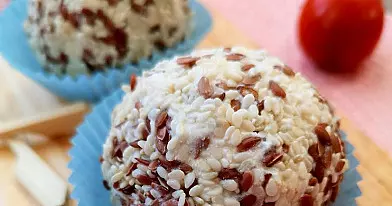 Sūrių kamuoliukai su vyšniniais pomidorais - tobuli prie taurės vyno!