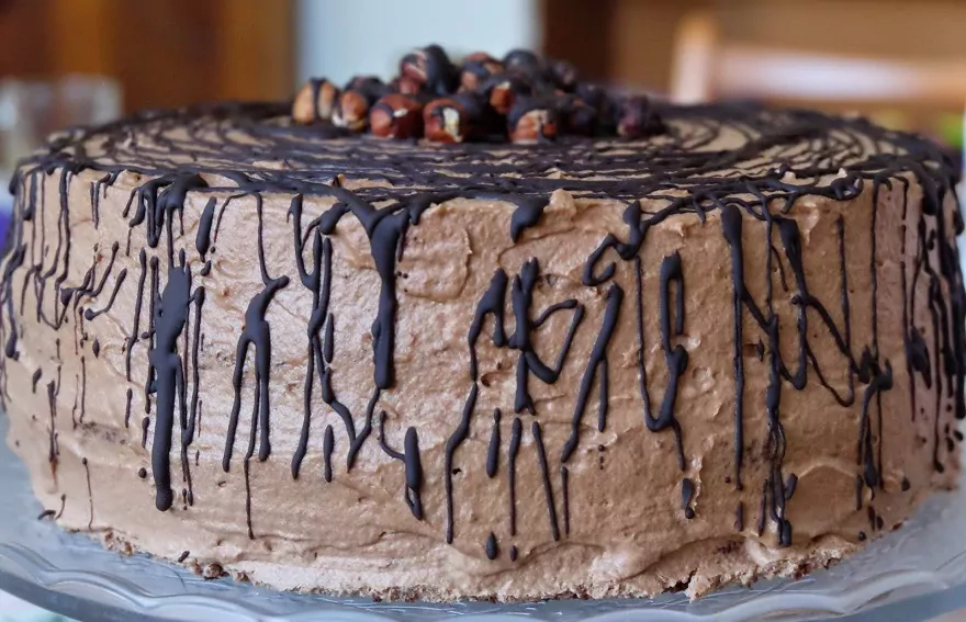 Šokoladinis tortas su lazdyno riešutų pertepimu Šokoladinis tortas su lazdyno riešutų pertepimu