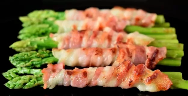 Kepti smidrai su šonine ir sūriu