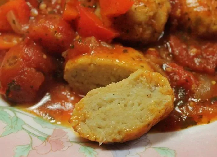 Receptas: Žuvies kukuliai pomidorų padaže