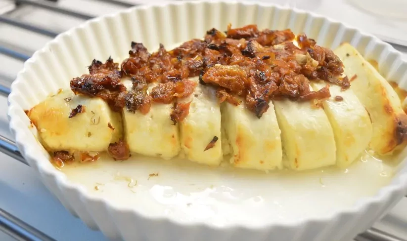 Keptas varškės sūris su saulėje džiovintais pomidorais