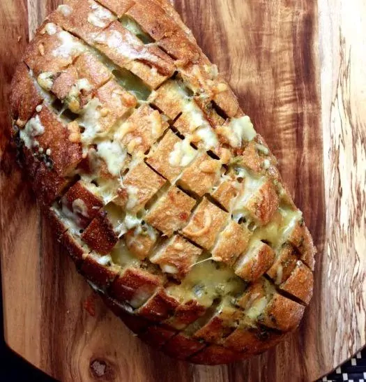 Plėšoma duona su sūriu ir pesto