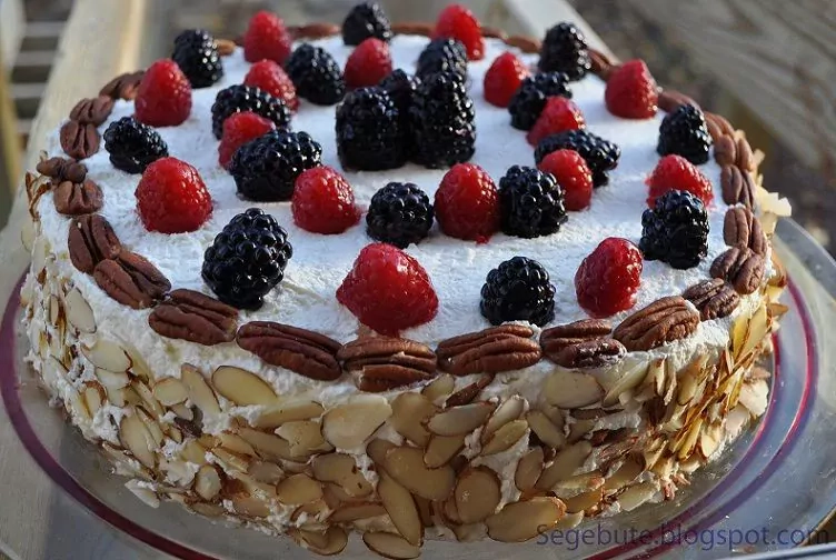 Pirktinio biskvito tortas su plaktos grietinėlės kremu