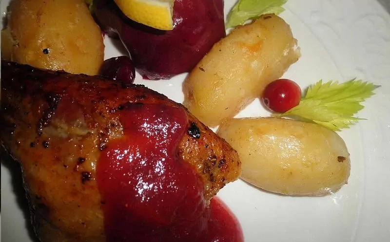 Antis įdaryta obuoliais, džiovintomis slyvomis ir moliūgu