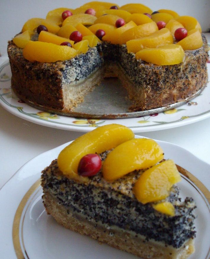 Aguonų tortas su persikais ir spanguolėmis