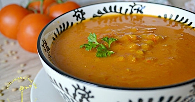 Trinta lęšių sriuba su daržovėmis (morkomis, pomidorais, paprikomis...)